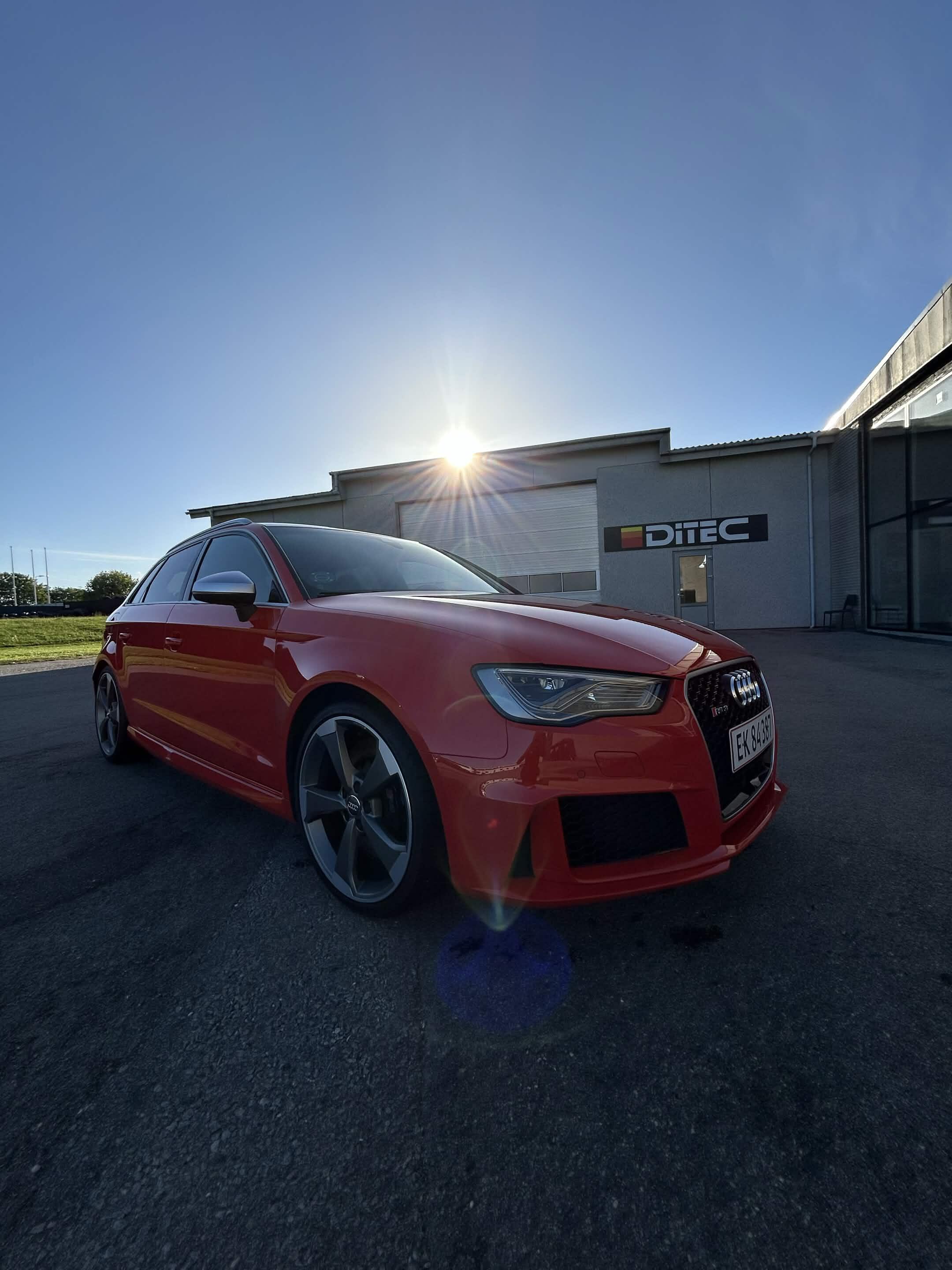 Rød Audi RS3 foran DITEC Hjørring i solskin